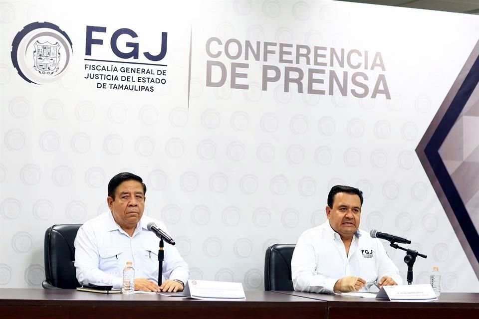 Sergio Chávez García, Secretario de Seguridad de Tamaulipas (izq.), e Irving Barrios, Fiscal estatal, en conferencia de prensa.