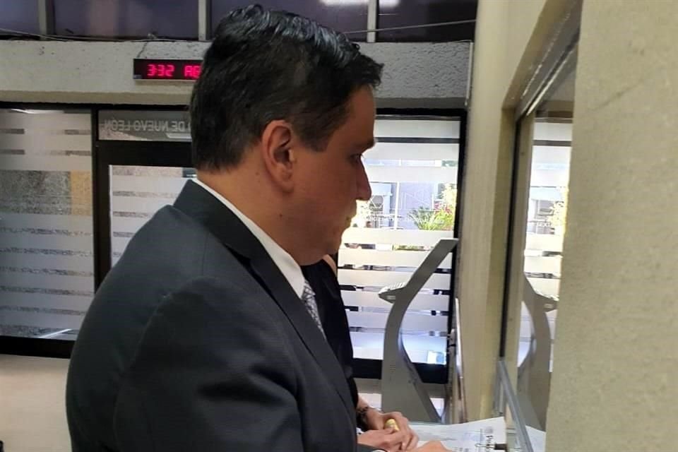 Ulises Carlín llegó a la Oficialía 30 minutos antes de que sesione Anticorrupción para ese asunto.