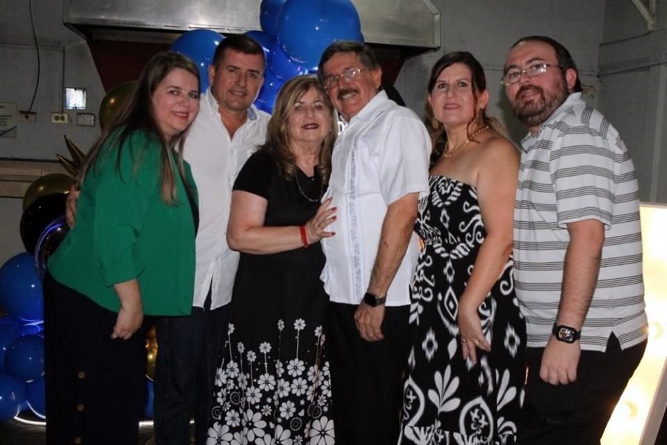 Paty Cantú, Beto Cantú, Betty Cárdenas, Roberto Cantú Villarreal, Liz Cantú y Eduardo Cantú