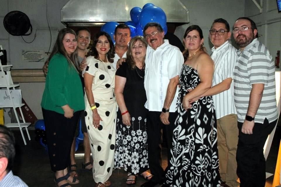 Paty Cantú, Arturo Cota, Karina Luján, Beto Cantú, Betty Cárdenas, Roberto Cantú Villarreal, Liz Cantú, Fernando Vega y Eduardo Cantú