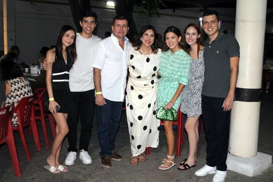 Pamela Castillo, Marcelo Cantú, Beto Cantú, Karina Luján, Gaby Cantú, Aída Medina y Roberto Cantú