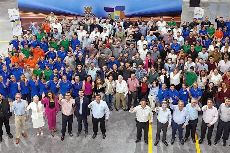Parte del personal de la nueva planta de ensamble de FICOSA, directivos, invitados y autoridades.