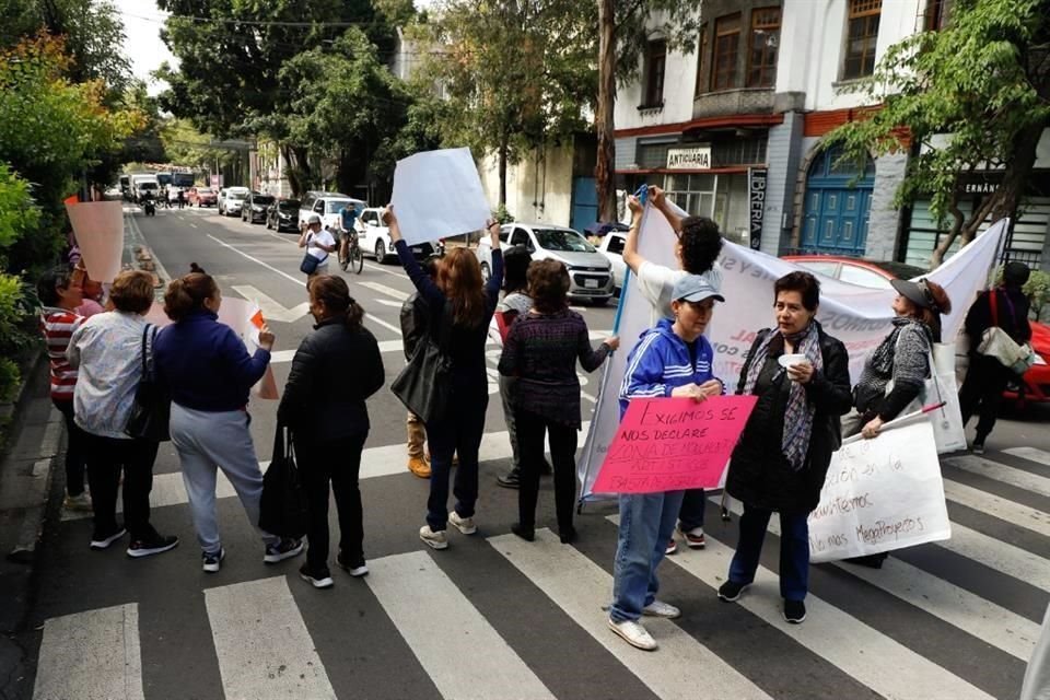 Con pancartas y lonas, vecinos exigieron poner un alto a la destrucción de la Colonia Roma.