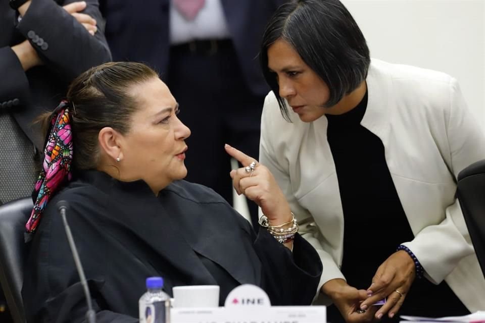 Norma Irene De La Cruz con la consejera presidenta del Instituto.