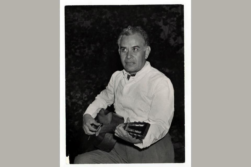 El artista oaxaqueño Rufino Tamayo fotografiado alrededor de 1955.