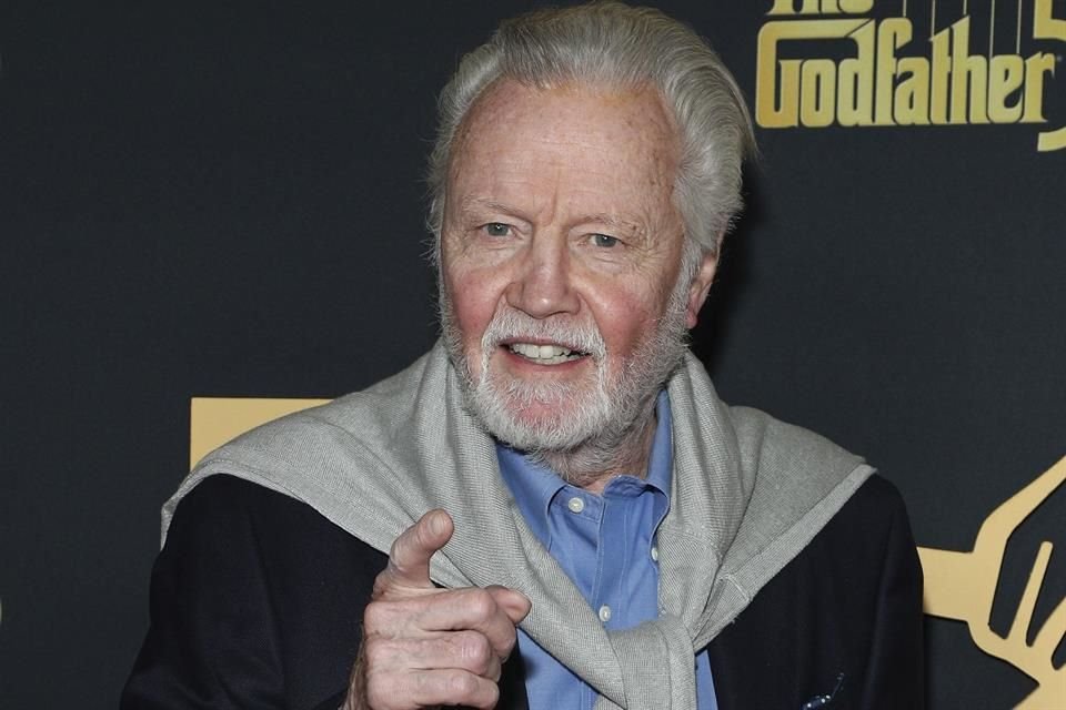 El actor Jon Voight, padre de Angelina Jolie, pidió a Brad Pitt terminar con su demanda de divorcio por afectaciones a sus nietos.