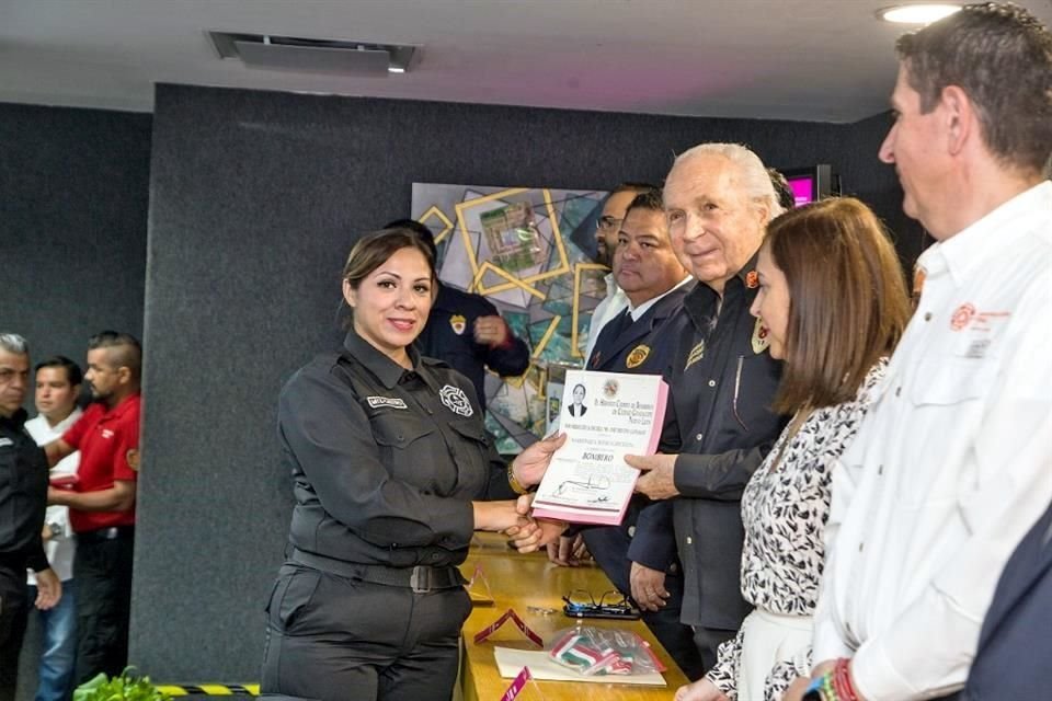 José Treviño Cañamar, entregó diploma a una integrante de la Academia de Bomberos.