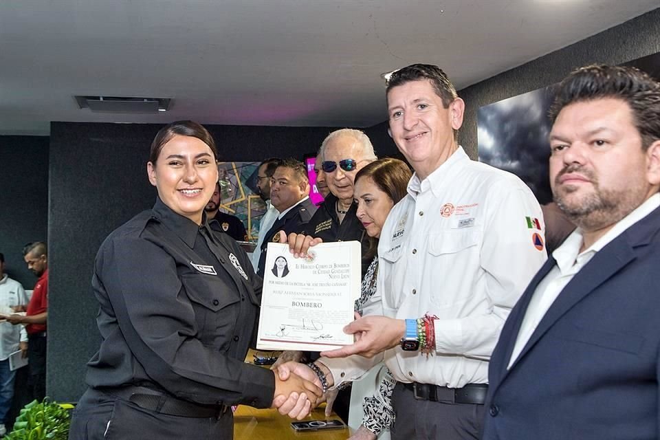 Entrega de reconocimiento a bomberos.