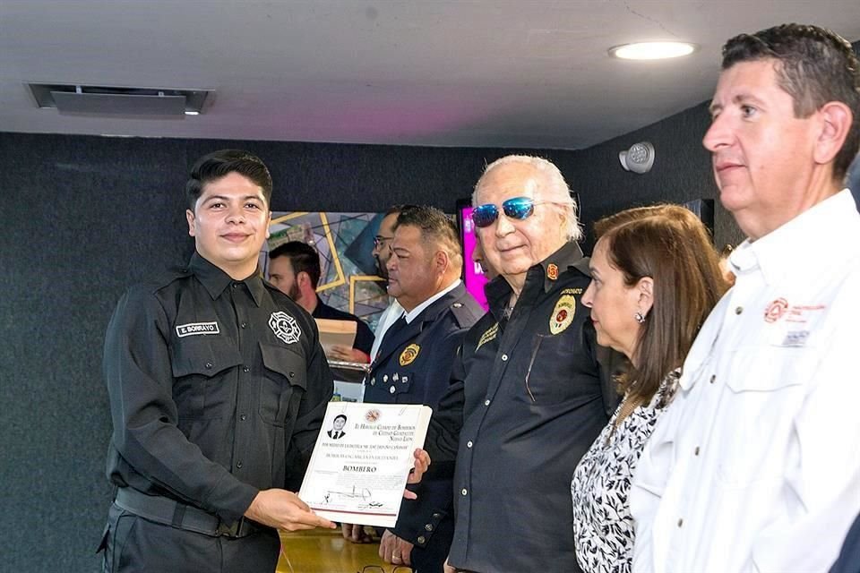 Se entregaron reconocimientos a todos los bomberos y un bono anual por desempeño que corresponde a un mes de sueldo.