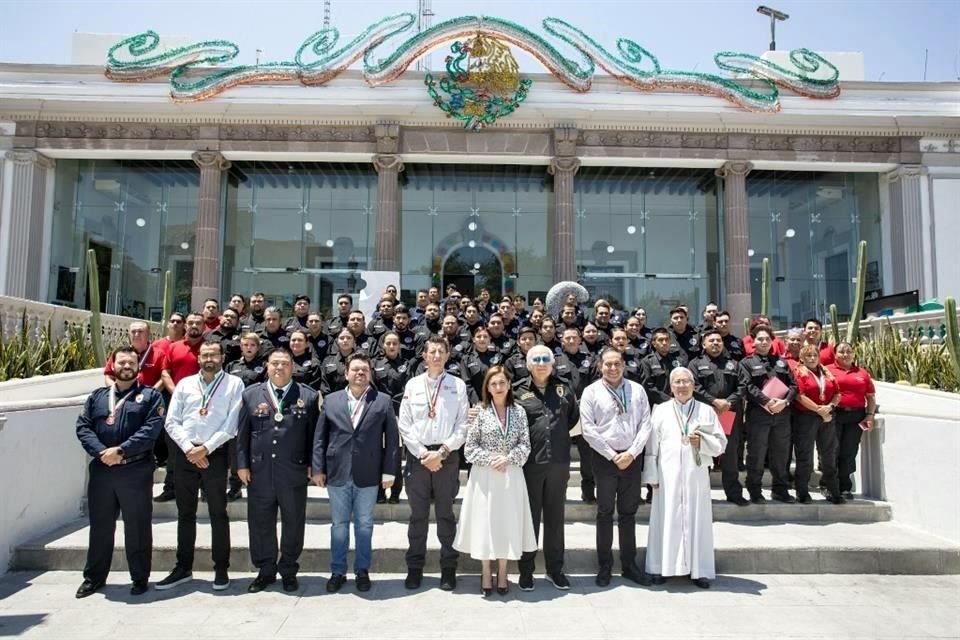 Autoridades del municipio de Guadalupe, N.L. y del Patronato de Bomberos durante el evento.
