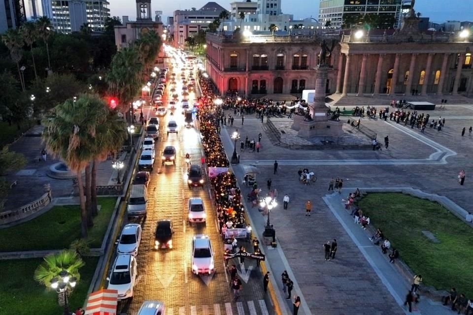Vestidos de negro y con veladoras encendidas, trabajadores del Poder Judicial federal caminaron por la calle Zaragoza en dirección a Constitución, hasta llegar al Palacio de Gobierno.