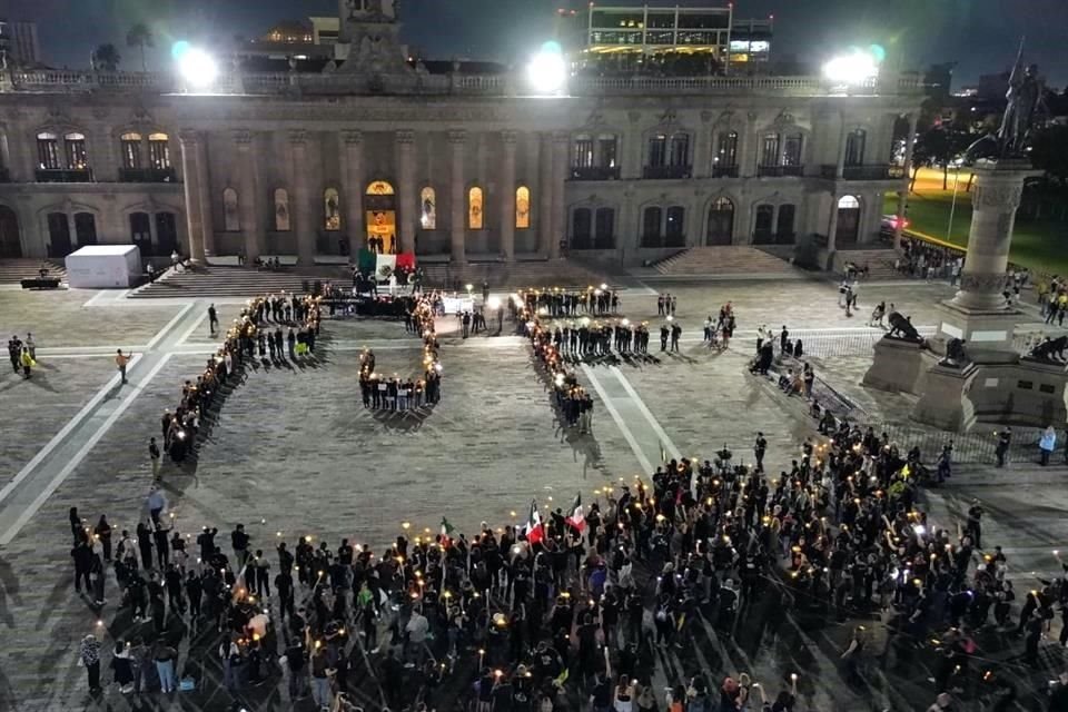 En la Explanada de los Héroes, los participantes formaron las letras PJF.
