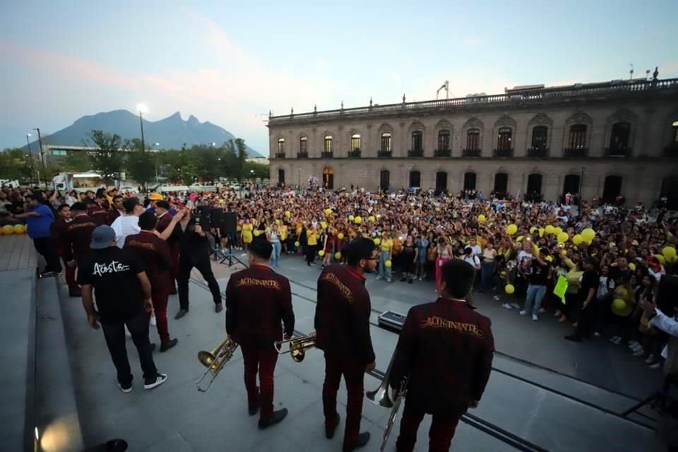 Miles de personas acudieron a la Plaza de la República para apoyar al comediante, Mario Bezares, quien participa en el reality La Casa de los Famosos.