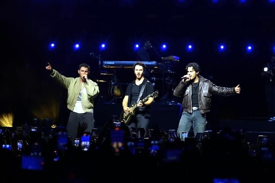 Nick (izq. a der.), Kevin y Joe Jonas presentan en la Ciudad su 'Celebriting Five Albums'.