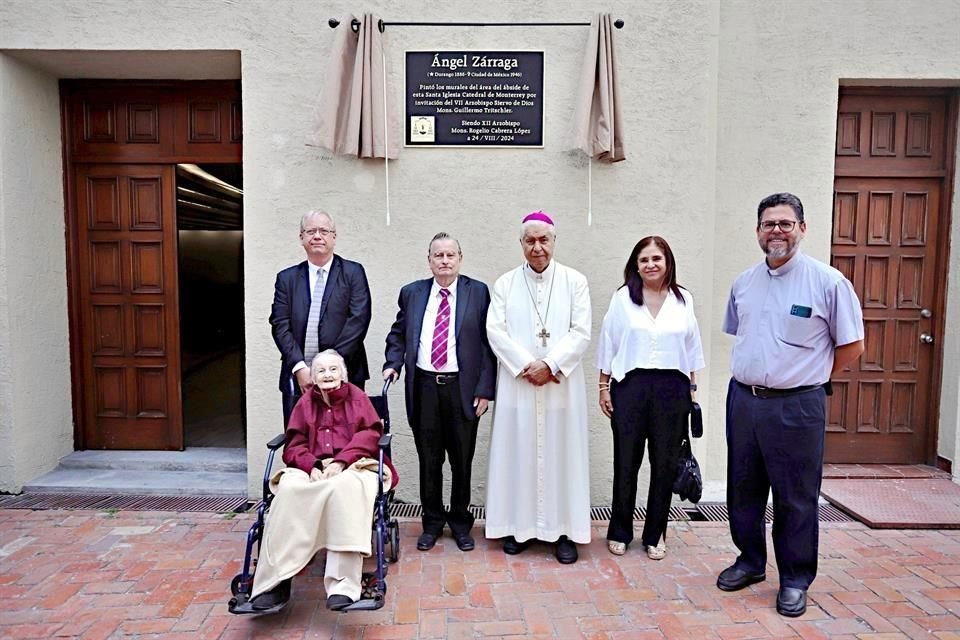 Fernando Zárraga, nieto del artista (izq. a der.), los hermanos Fernando y Clara Zárraga, el Arzobispo Rogelio Cabrera, Martha Ávalos, delegada estatal del INAH y el Padre José Mena, ante la placa.