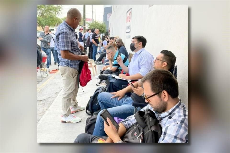 Decenas de extranjeros hacen fila por un turno, incluso desde la noche previa, en banquetas próximas al INM, en Guadalupe, pero aun así esperan por el trámite más de 12 horas.