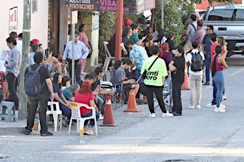 Decenas de extranjeros hacen fila por un turno, incluso desde la noche previa, en banquetas próximas al INM, en Guadalupe, pero aun así esperan por el trámite más de 12 horas.