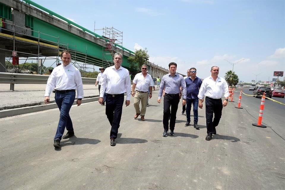 La reapertura fue realizada por el Gobernador Samuel García, el Secretario de Movilidad, Hernán Villarreal y dueños de constructoras que participaron en los trabajos.