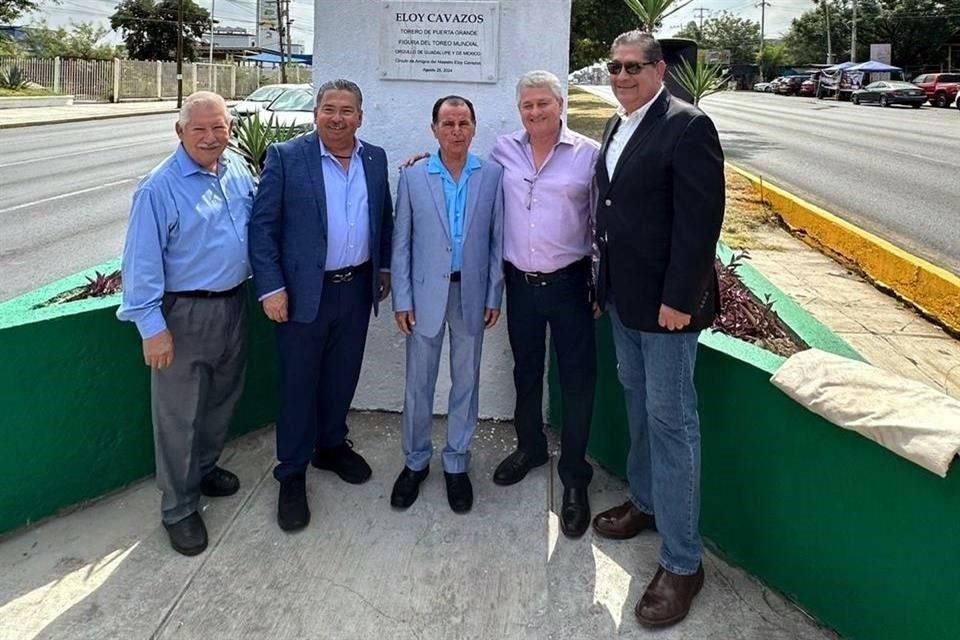 Eloy (al centro) posa con con miembros del 'Circulo de Amigos del matador Eloy Cavazos'