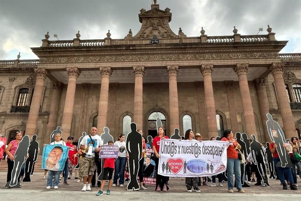 Integrantes de los colectivos Amores, Eslabones y Buscador@s, se congregaron en la Explanada de los Héroes después de caminar por las calles Zaragoza, Juan Ignacio Ramón y Zuazua.
