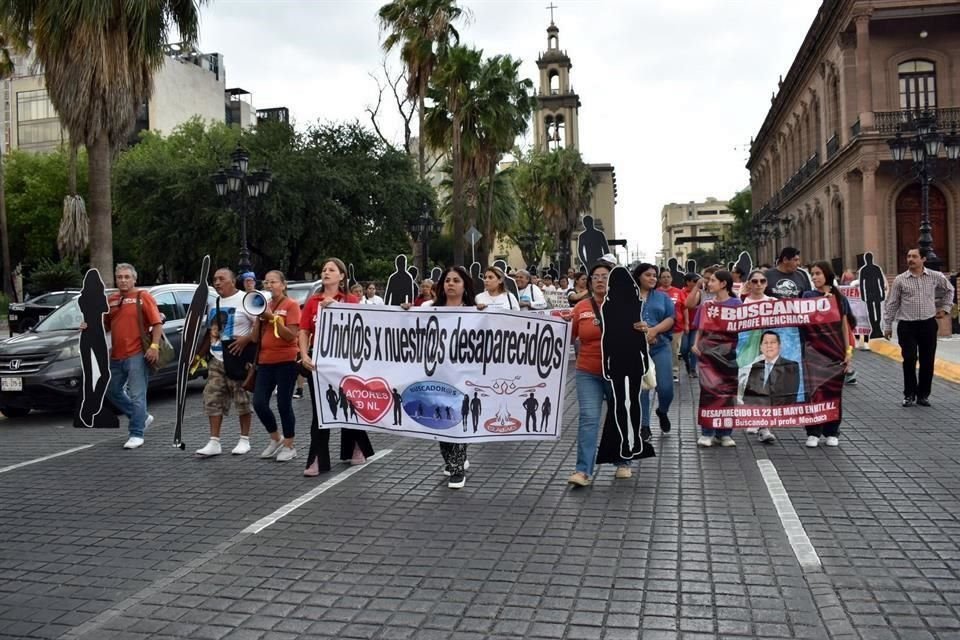 La protesta comenzó sobre Zaragoza, donde familiares reclamaron respuestas a las autoridades.