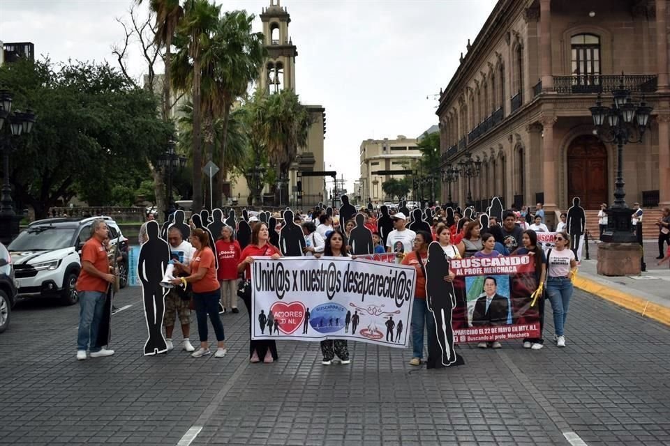 Decenas de familiares se concentraron en el Centro de Monterrey.