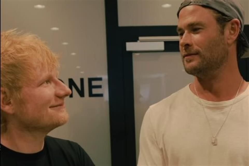 La estrella de Marvel, Chris Hemsworth mostró sus dotes musicales al tocar la batería en un concierto de Ed Sheeran en Rumania.