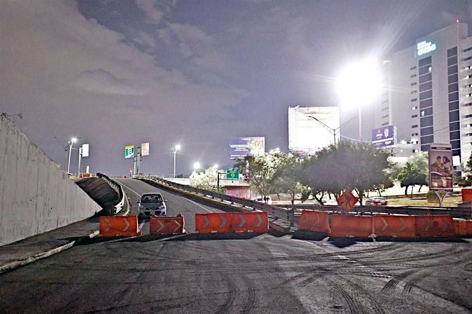 Anoche, el Estado cerró el contraflujo de Avenida Constitución con Gonzalitos.