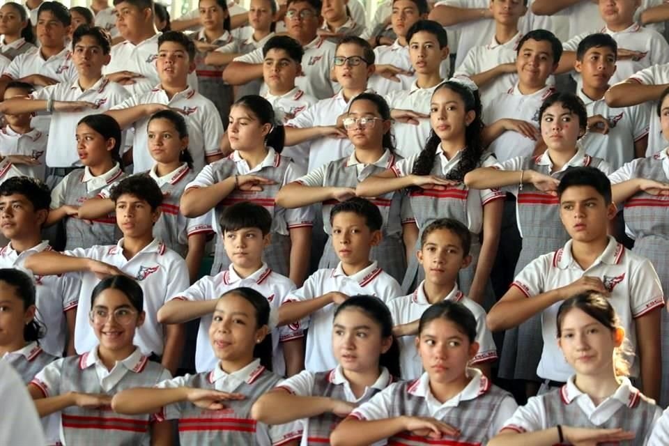 En la Secundaria 50 Lic. José Vasconcelos, el Gobierno del Estado organizó la ceremonia oficial de arranque con la presencia del Gobernador Samuel García.