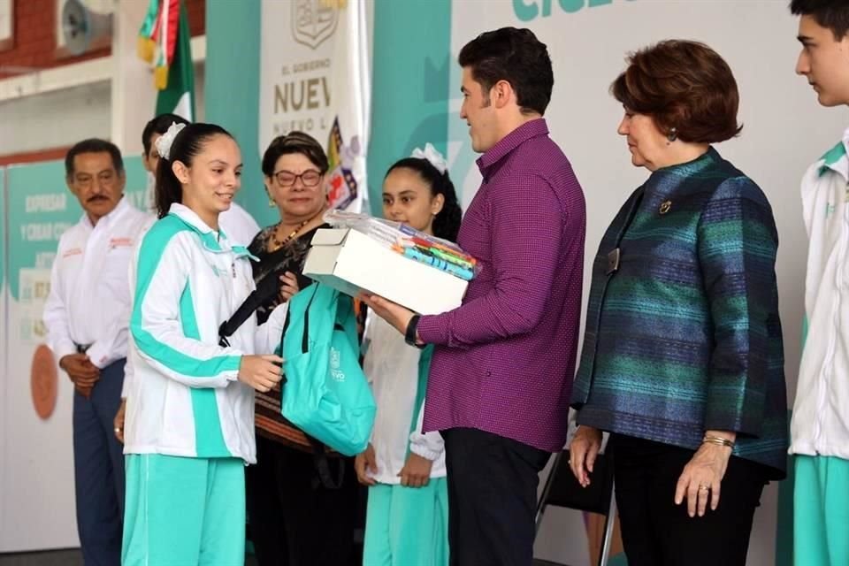 El Mandatario entregó útiles escolares y tenis a los equipos deportivos.