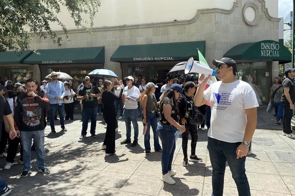   Unas 200 personas lanzaron consignas contra la reforma judicial propuesta por el Presidente Andrés Manuel López Obrador.