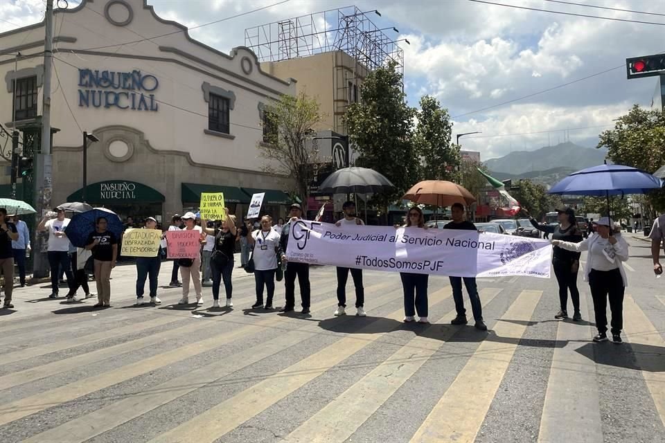   Unas 200 personas lanzaron consignas contra la reforma judicial propuesta por el Presidente Andrés Manuel López Obrador.