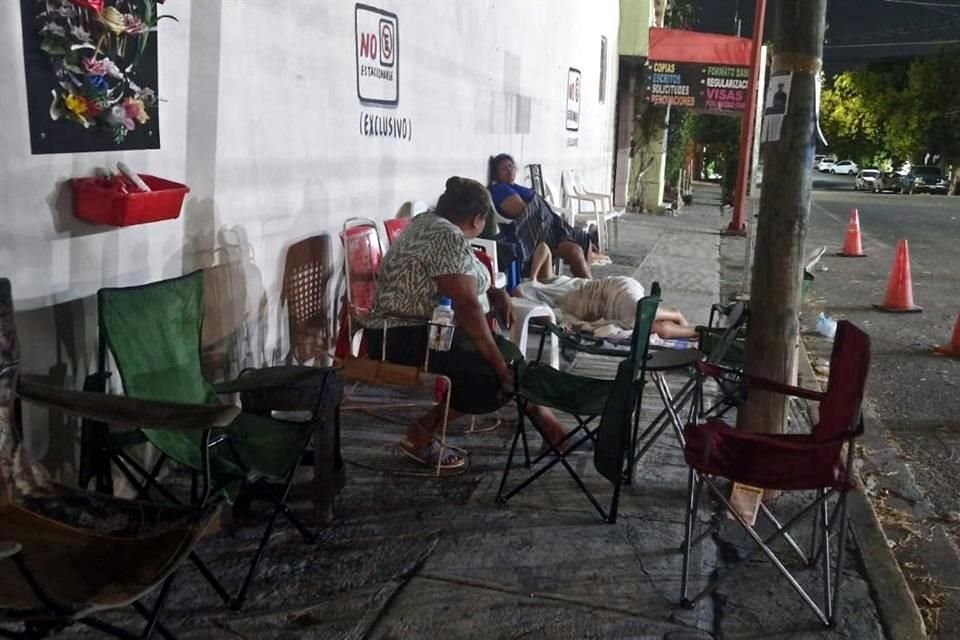La ineficiencia del INM provoca que migrantes hagan largas filas incluso durante la madrugada, arriesgándose por la inseguridad.
