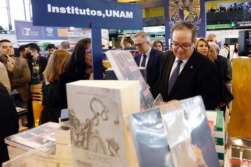 El Rector de la UNAM Leonardo Lomelí recorrió las instalaciones de la Filuni en el Centro de Exposiciones y Congresos (CEC), en Ciudad Universitaria.