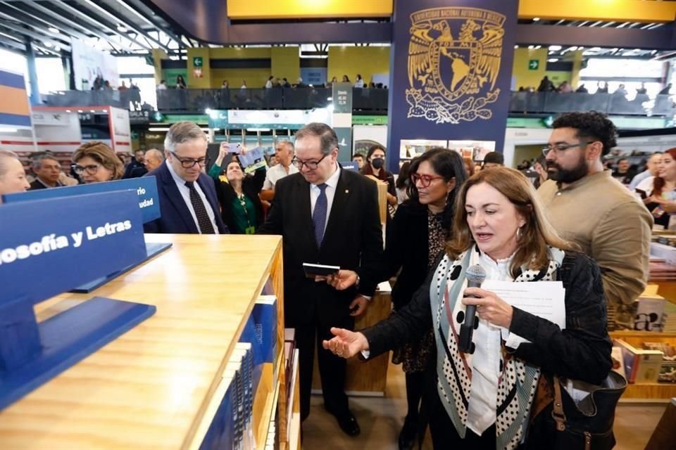 Rosa Beltrán (al micrófono), titular de Cultura UNAM, durante el recorrido inaugural de la Feria.