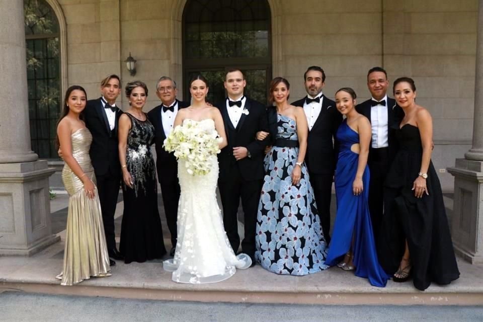 FAMILIA DEL NOVIO: 
Ana Pau Ríos, Gustavo Tamez, Laura Patricia Pérez, Gustavo Tamez, María Fernanda Montemayor Cavazos, Edgar Daniel Tamez Pérez Daniela Tamez, Walter Ehrnstein, Dania Ríos, César Río