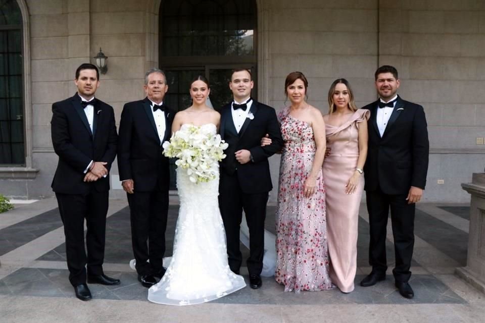 FAMILIA DE LA NOVIA:
Hugo Montemayor Cavazos, Hugo Montemayor García, María Fernanda Montemayor Cavazos, Edgar Daniel Tamez Pérez,  Martha Cavazos Salazar,  Martha Montemayor de Treviño y Jaiime Trevi