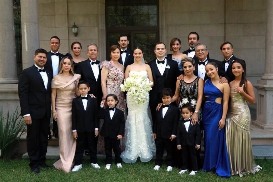 María Fernanda Montemayor Cavazos y Edgar Daniel Tamez Pérez con sus familias