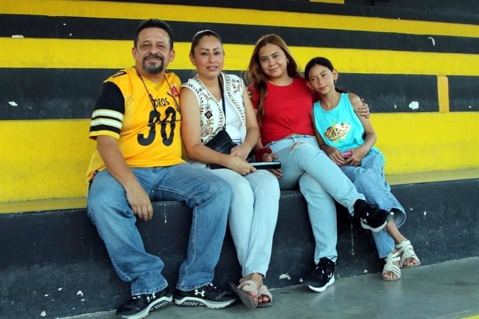 Ismael de la Torre, Irasema Zamora, Jaqueline de la Torre y Stefanny de la Torre