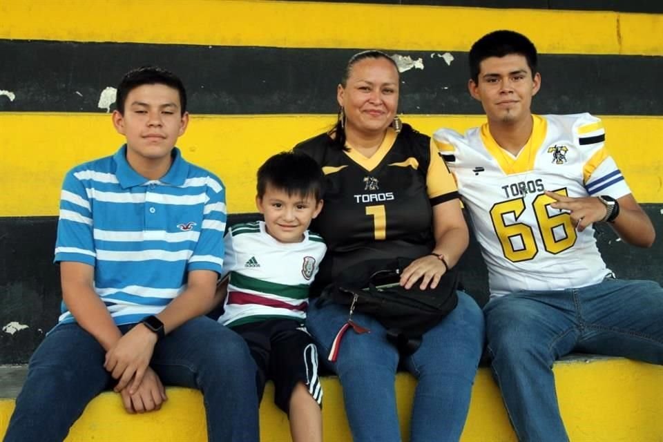 Juan Pérez, Santiago Pérez y Elena Sandoval y Ángel Pérez