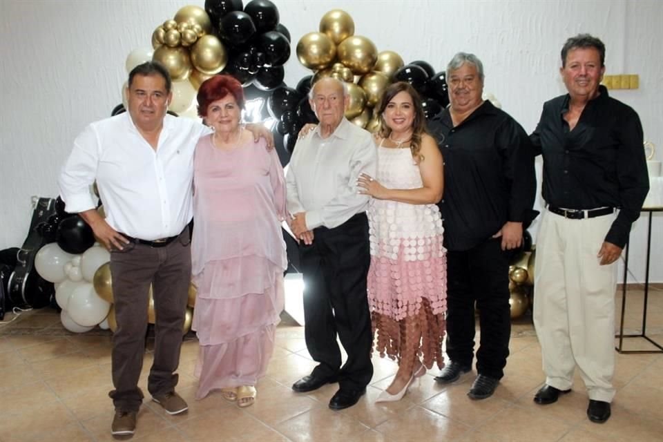 Javier Cervantes, María Teresa Cantú de Cervantes, Juan Francisco Cervantes, Tere Cervantes de Villarreal, David y José Juan Cervantes