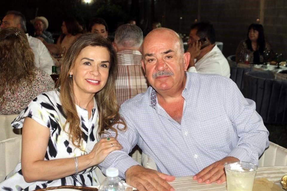 Lidia Gutiérrez de García y Artemio Garza