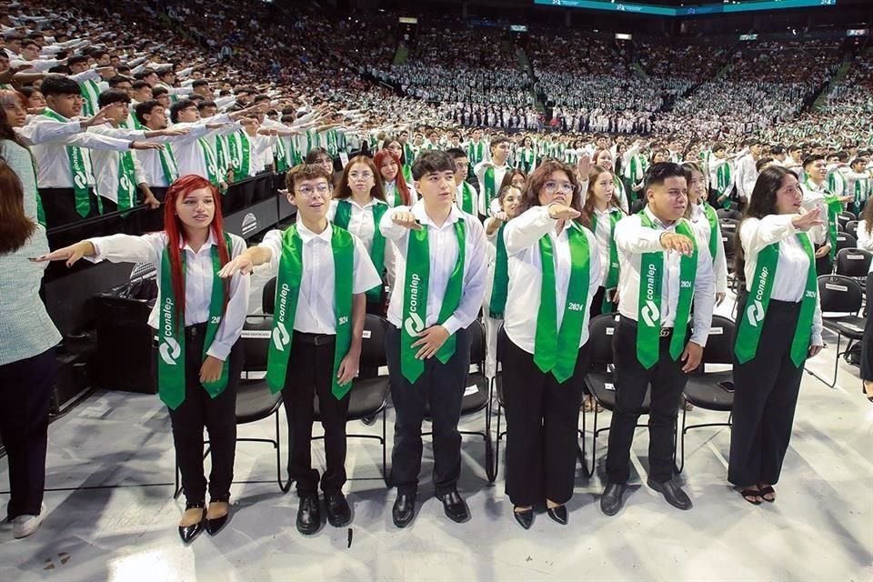 Poco más de 5 mil alumnos del Conalep recibieron su título como Profesionales Técnicos Bachilleres, entre ellos, 442 de la recién creada Ciencia de Datos e Inteligencia Artificial.