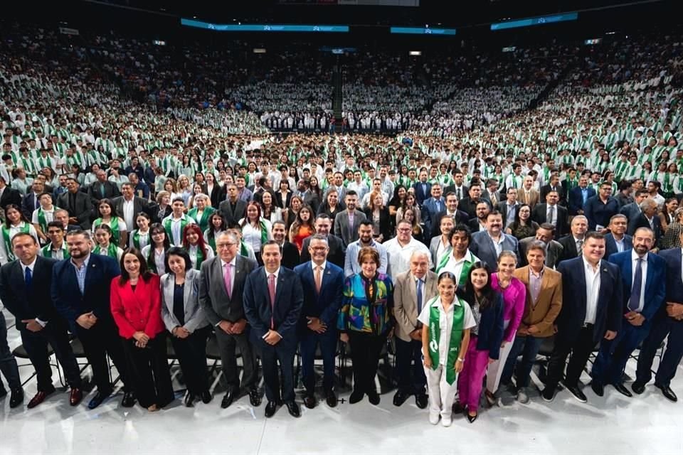 La graduación masiva se realizó en la Arena Monterrey.