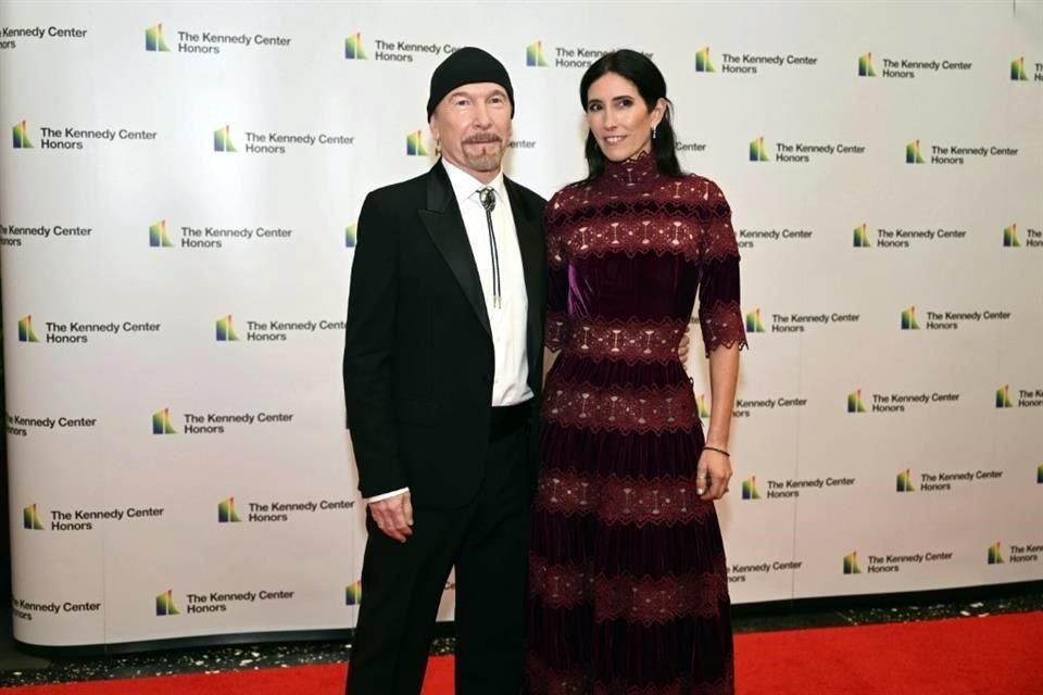 El guitarrista de U2, de 63 años de edad, estuvo cinco días en la ciudad acompañado por su esposa, Morleigh Steinberg (der.); su hijo, Levi, y una amiga de él.