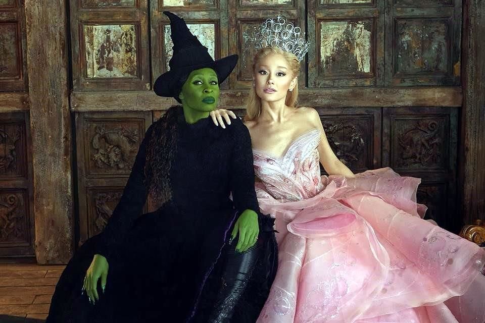 La cinta, dirigida por Jon M. Chu, está protagonizada por Ariana Grande (der.) como Glinda y Cynthia Erivo (izq.) como Elphaba, quien se convertirá en la Bruja Malvada del Oeste.