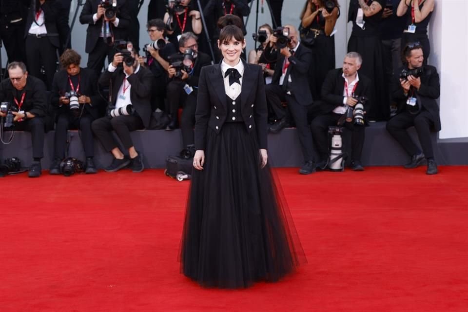 Winona Ryder posó elegante en la alfombra roja por el estreno de 'Beetlejuice, Beetlejuice'.