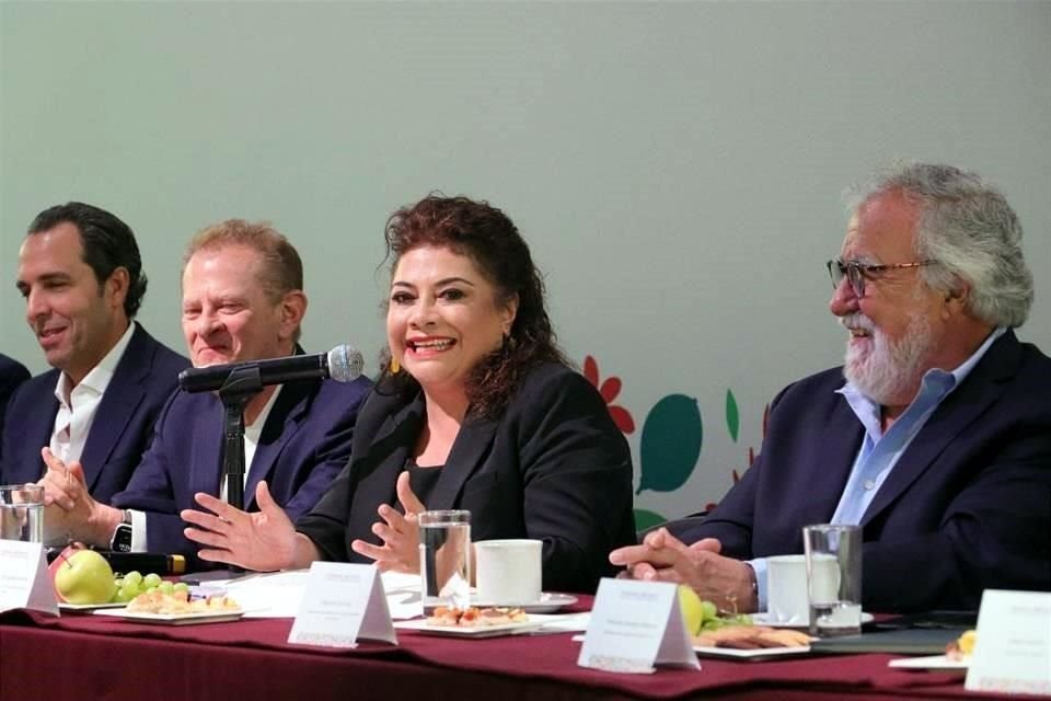 Clara Brugada se reunió con integrantes de las Cámaras y Asociaciones Empresariales de la Ciudad de México.