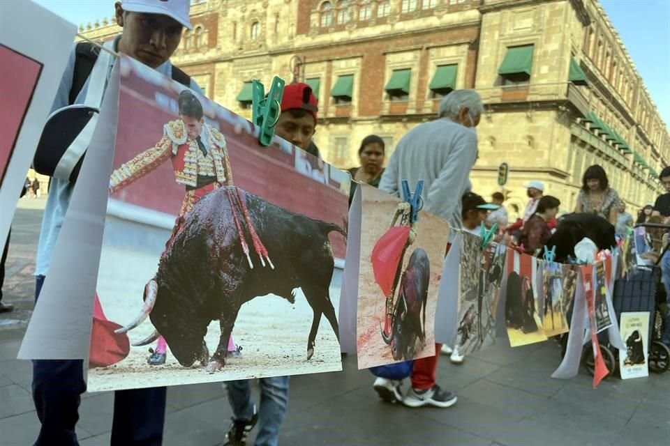 Organizaciones colocaron puntos de reunión de firmas en contra de las corridas de toros en el Zócalo.