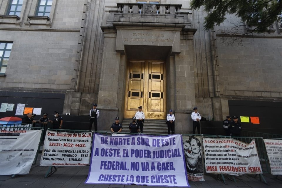 Empleados de la Suprema Corte  bloquearon hoy todos los accesos a la sede del máximo tribunal en protesta por la reforma judicial.